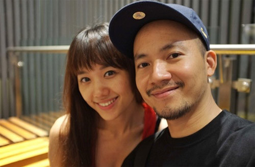 Ngoài những lúc đi sự kiện chung, Tiến Đạt rất hiếm khi chia sẻ hình ảnh hay dành những lời ngọt ngào cho bạn gái trước chốn đông người. Chỉ những lúc cả hai cùng tham gia một sự kiện cụ thể, Tiến Đạt mới chia sẻ hình ảnh của Hari Won, nhưng chàng rapper lạnh lùng, cá tính này cũng chẳng dành lời yêu thương, ngọt ngào với người yêu. Những dòng status mà khán giả thường thấy trong các bức ảnh Hari Won do anh đăng tải thường là những dòng khô khan, nhạt nhẽo như “Quán ăn siêu ngon”, “Được đi siêu xe”,... Trong một lần chia sẻ về bạn trai, Hari Won cho biết, Tiến Đạt tuy có vẻ bề ngoài lạnh lùng, ít nói nhưng bên trong lại rất ấm áp và nhường nhịn bạn gái. “Ban đêm, Hari nói khát nước, muốn uống nước dừa là anh ấy chạy đi mua ngay. Chỉ có một trái dừa thôi mà Hari muốn hết bệnh luôn. Sau này, Hari hiểu là anh ấy chỉ thể hiện bằng hành động chứ không bằng lời nói”, giọng ca Anh cứ đi đi chia sẻ. Về phía Trấn Thành, tuy chỉ mới bên nhau chưa đầy 1 năm nhưng tình cảm của cặp đôi trai tài, gái sắc này luôn trở thành đề tài bàn tán của cộng đồng mạng. Trên trang cá nhân, nam MC đắt show, nổi tiếng bậc nhất showbiz Việt luôn thoải mái chia sẻ những hình ảnh hạnh phúc, ngọt ngào bên bạn gái. Không những vậy, anh liên tục dành cho người yêu gốc Hàn nhiều lời khen có cánh như “Kiềm lòng lắm rồi nhưng anh vẫn phải khen em lần nữa: Hôm qua em đẹp lắm”, “Em là điều tuyệt vời nhất của anh”,...