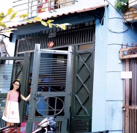 Từ khi làm con nuôi của Quang Lê, Phương Mỹ Chi vướng nhiều lùm xùm về chuyện ăn chia cát-sê, hay mải chạy show mà bỏ bê học tập… nhưng xét một cách toàn diện là cuộc sống cũng đã thay đổi khá nhiều theo hướng tích cực.