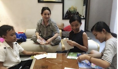 Những lần đi hát không được tiền hay những bữa ăn với đậu bắp kho cả tháng đã không còn, hiện tại cuộc sống của cậu bé hát dân ca đã thay đổi hoàn toàn. Dù đi hát nhưng Hồ Văn Cường vẫn được mẹ nuôi cho tập trung cao độ vào việc học hành, những lúc rảnh rỗi thì phụ giúp Phi Nhung ở quán cơm chay. Nói chung, cuộc sống của em hiện tại quá tốt, thoát ly hoàn toàn cảnh kham khổ ngày xưa.