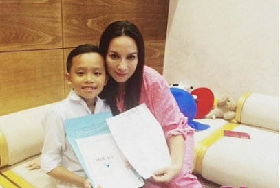  Hồ Văn Cường là cái tên được khán giả Việt yêu mến từ cuộc thi Vietnam Idol Kids. Sau khi đăng quang ngôi vị cao nhất, ngoài giải thưởng 200 triệu thì cậu bé này còn vui hơn nữa khi được nữ danh ca Phi Nhung nhận làm con nuôi.