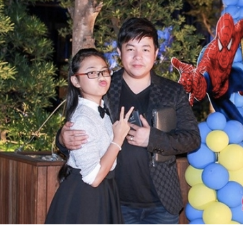 Cô bé được bố nuôi đưa đi diễn, tặng quà đắt tiền…