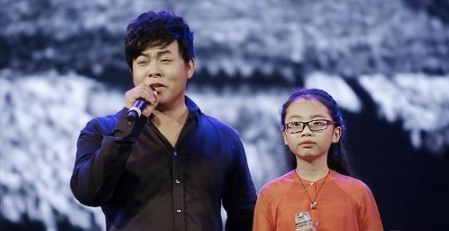 Giống như Hồ Văn Cường, Á quân The Voice Kids Phương Mỹ Chi cũng có một cú chuyển biến 180 độ sau khi nổi tiếng. Gia đình "Chị Bảy" trước kia cũng khó khăn nhưng sau khi con gái nổi tiếng thì đã thay đổi rõ rệt, đặc biệt là từ lúc Phương Mỹ Chi làm con nuôi của Quang Lê. Dù chuyện nhận Phương Mỹ Chi làm con nuôi của Quang Lê gặp nhiều ồn ào và bàn tán thì cũng phải thừa nhận rằng, ‘Cô bé dân ca’ ngày càng được lên đời, được đi lưu diễn ở mọi nơi, từ trong đến ngoài nước, caste cũng tăng lên vùn vụt.