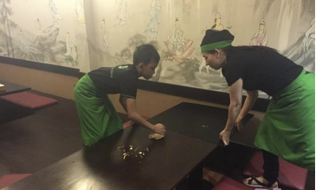 Ngoài học tập và đi diễn, Hồ Văn Cường còn phụ giúp quán ăn chay giúp mẹ nuôi.