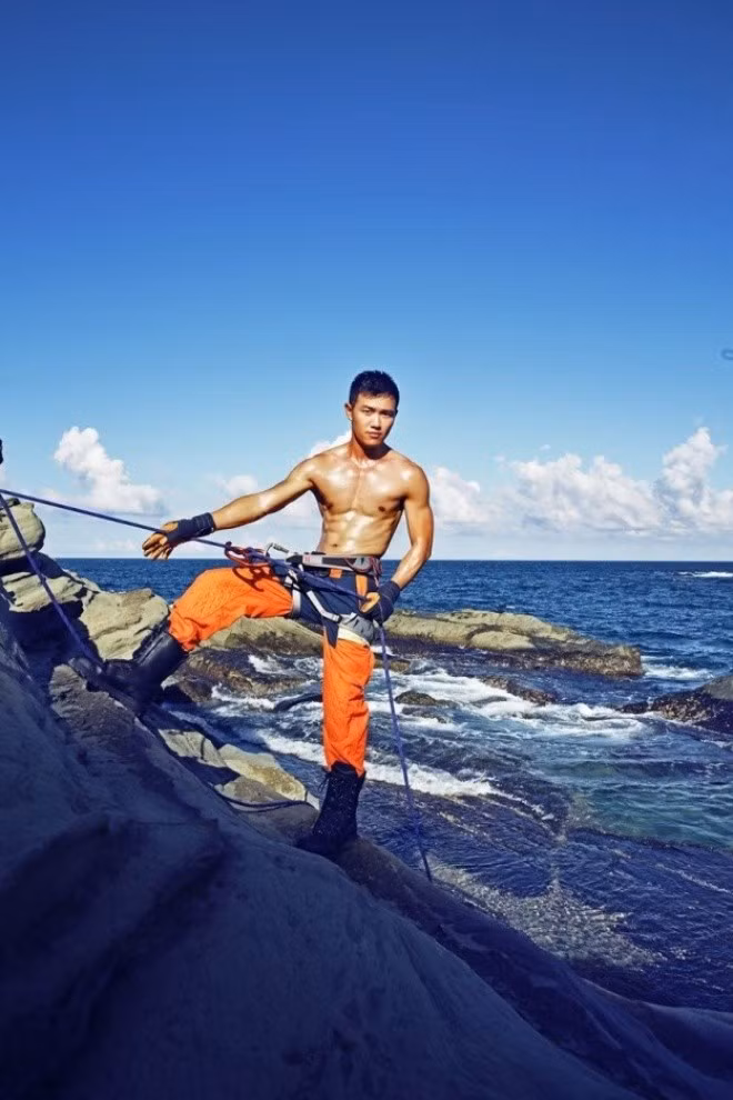 Không chỉ chữa cháy, cứu hộ người dân khỏi những trường hợp nguy hiểm cũng là công viêc của lính cứu hoả.