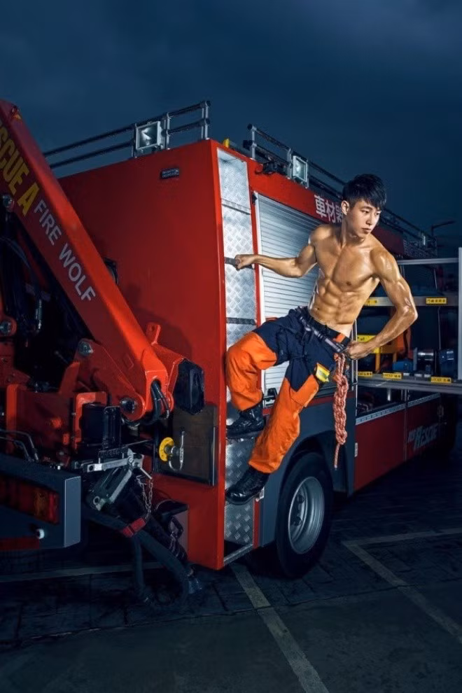 Toàn bộ lịch không được bán rộng rãi mà được sử dụng làm quà cho các mạnh thường quân có đóng góp cho quỹ DOWN SYNDROME FOUNDATION ROC (quỹ chăm sóc cho các bệnh nhân Dowm) và là phần thưởng cho một cuộc thi trên mạng do Sở cứu hoả tổ chức.