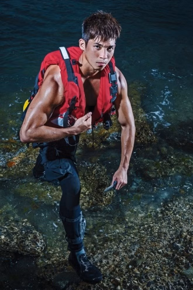 Xem cả loạt ảnh, liệu bạn có còn tưởng lính cứu hoả là công việc khô khan nữa không hay chỉ nghĩ ngay đến việc hẹn hò ngay với một anh chàng hấp dẫn thế này: