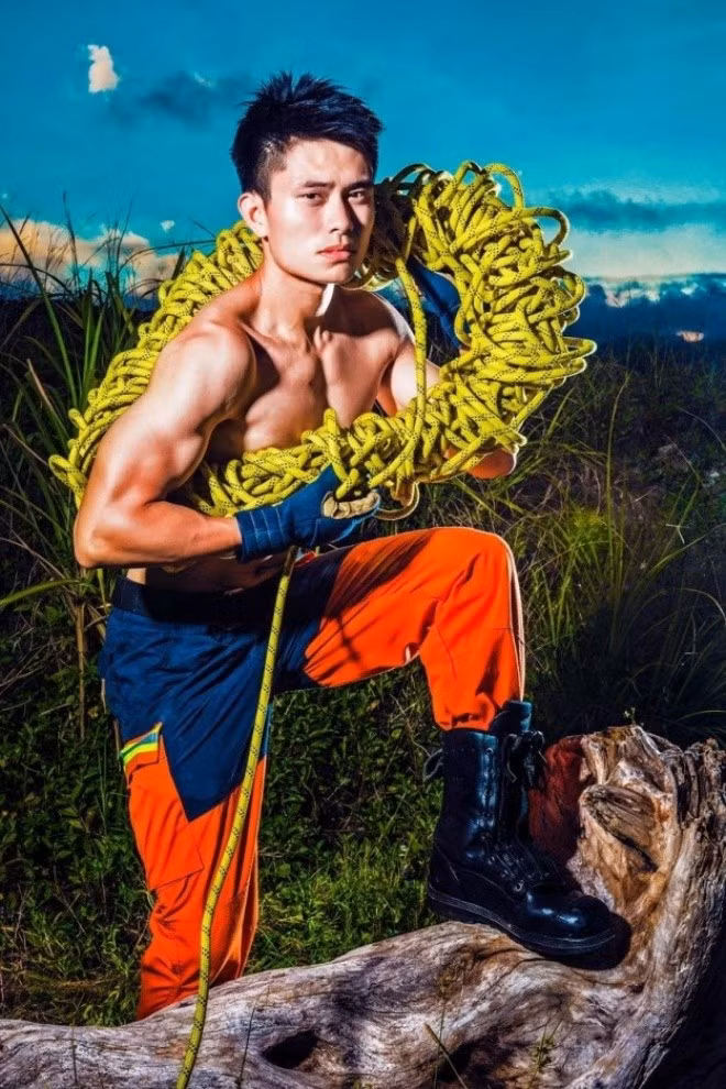 Được biết đây là năm thứ 9 liên tiếp Sở cứu hoả Tân Bắc tổ chức hoạt động bán lịch năm mới với hình ảnh các chiến sĩ của sở khoe ngực trần đầy nam tính bên hàng loạt công cụ chữa cháy. Theo người phát ngôn của Sở cứu hoả Tân Bắc, bộ ảnh lịch lột tả tính chuyên nghiệp trong công việc, sự mạnh mẽ, quyến rũ, nét đẹp đầy nam tính trong lao động của các chiến sĩ trực thuộc đơn vị - những người luôn tận tuỵ cống hiến bảo vệ người dân và bảo đảm an toàn cho xã hội.