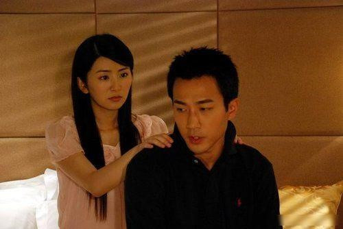 Năm 2010, tài tử vướng bê bối hẹn hò với bạn diễn Lưu Đình Vũ trong phim Người mẹ đơn thân. Họ không thừa nhận chuyện tình cảm nhưng luôn gắn bó như hình với bóng trong thời gian này.