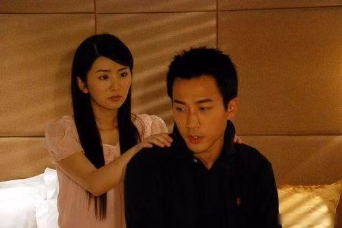 Năm 2010, tài tử vướng bê bối hẹn hò với bạn diễn Lưu Đình Vũ trong phim Người mẹ đơn thân. Họ không thừa nhận chuyện tình cảm nhưng luôn gắn bó như hình với bóng trong thời gian này.