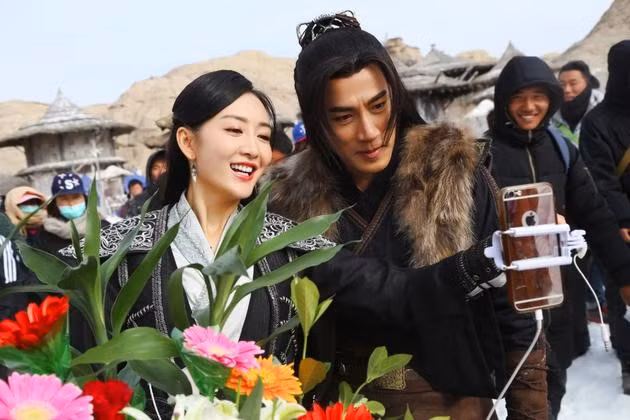 Gần đây, Lưu Khải Uy vướng bê bối tình ái với nữ diễn viên Vương Âu. Hình ảnh hai người ở trong phòng lúc nửa đêm trở thành chủ đề bàn tán trên mạng. Báo chí cho hay nữ diễn viên gặp gỡ Khải Uy khi hợp tác trong Cha mẹ cuối tuần. Họ bí mật yêu thương trên phim trường. Sau đó, Lưu Khải Uy chủ động giới thiệu cô gia nhập ê-kíp Mãng hoang kỷ. Đây cũng không phải lần đầu tiên chồng Dương Mịch yêu bạn diễn.