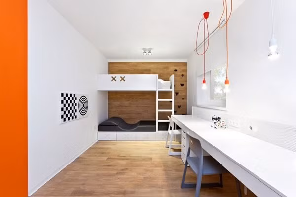 Nền màu trắng được tạo thêm nét sinh động bằng những gam màu ấm áp, rực rỡ như cam, tím hay xanh da trời mang đến không khí vui nhộn, tươi tắn cho không gian.