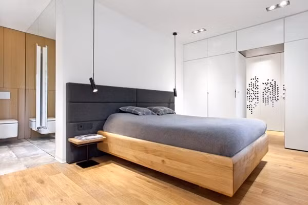 Phòng ngủ của bố mẹ Nơi nghỉ ngơi của bố mẹ được thiết kế tách biệt với các không gian khác nhưng lại được trang trí liên kết các mảng màu sắc để tạo nên sự hài hòa và cân đối cho tổng thể ngôi nhà.