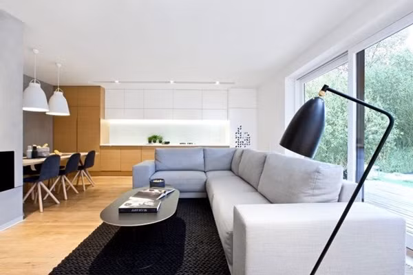 Không gian phòng khách Phòng khách xinh xắn được đặt ở góc nhỏ rộng thoáng nhất của ngôi nhà, nơi nhìn ra khu vườn cây xanh tươi mát mắt bên ngoài. Thêm vào đó, cửa kính trượt giúp không gian như mở rộng hơn. Bộ sofa dài với màu trung tính để tăng thêm nét đẹp hiện đại và sang trọng cho góc chức năng này.