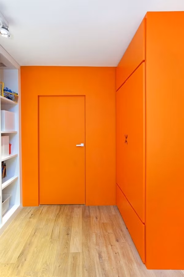 Những điểm nhấn sắc màu Ngoài những không gian chính, các khu vực phụ như phòng học hay phòng thay đồ được sử dụng màu sơn rực rỡ, tạo vẻ đẹp nổi bật cho ngôi nhà.