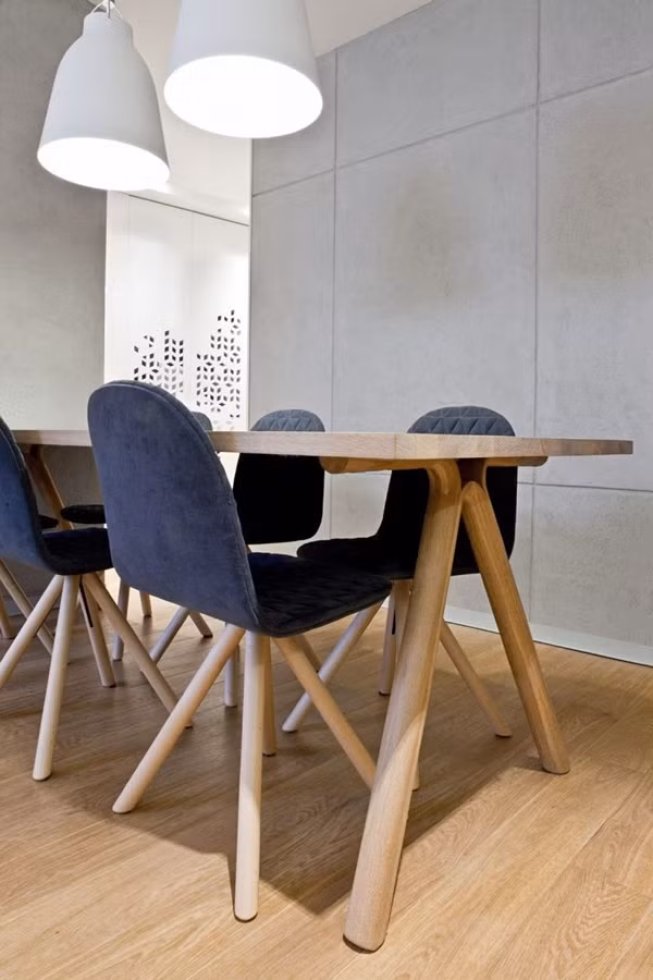 Bàn ăn được lắp đặt đèn thả trần màu trắng, tạo sự kết nối ánh sáng hài hòa giữa bếp và khu vực ăn uống hàng ngày của gia đình.