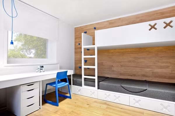 Phòng của con Phòng của con được thiết kế xinh xắn, gọn gàng, nơi có cửa sổ kính rộng rãi, tạo độ thông thoáng cho ngôi nhà. Giường ngủ của con cũng được thiết kế dạng tầng, để các khu vực chức năng được tập trung hơn, tạo sự gọn gàng ngay ngắn cho từng góc nhỏ.