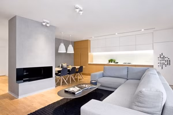 Phòng bếp Góc bếp và nơi ăn uống được bố trí ở khoảng tường phía trong của ngôi nhà. Tất cả đều được sử dụng chất liệu gỗ và nệm, mang lại sự thoải mái tối đa cho người sử dụng. Sự kết hợp hài hòa giữa màu trắng của tủ bếp, trần bếp với màu gỗ của bàn ăn, sàn và một phần tủ mang đến điểm nhấn ấn tượng cho không gian.