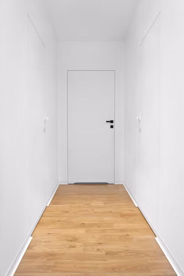 Lối vào nhà Lối vào ngôi nhà 1 tầng không cần quá rộng rãi, nhưng vẫn đủ để mọi người luôn cảm thấy thoải mái bởi sự gọn gàng, ngay ngắn trong từng khoảng diện tích nhỏ. Không gian được lắp đặt hệ thống cửa màu trắng. Cửa chính và cửa phụ mở ra các khu vực chức năng khác. Thêm vào đó, toàn bộ không gian được sử dụng màu trắng để mang lại sự rộng rãi tối đa cho khoảng diện tích hạn chế.