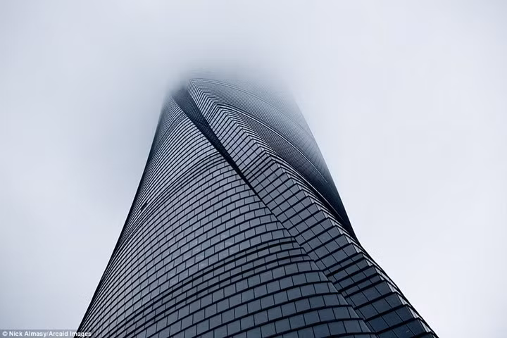 Tòa tháp Thượng Hải (Shanghai Tower) tại Trung Quốc có một nửa bị bao phủ bởi những sương mù tạo ấn tượng cho các giám khảo.
