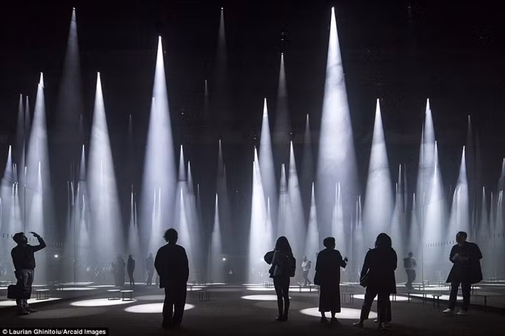 Kiến trúc sắp đặt mang tên "Rừng ánh sáng" tại Milan (Italy).