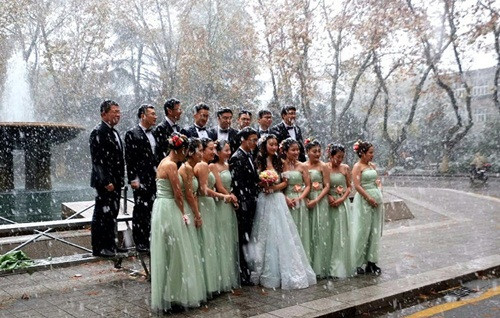 Sau khi được đăng tải trên mạng xã hội, những hình ảnh này đã gây được nhiều chú ý. Cư dân mạng cho rằng ý tưởng chụp ảnh cưới trong mùa tuyết rơi đầu mùa thực sự rất ý nghĩa. Tuy nhiên cô dâu và dàn phù dâu có thể phải trả giá bằng sức khỏe của mình khi diện đồ không phù hợp với thời tiết.