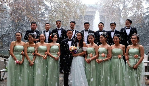 Theo giúp cô dâu chú rể còn có đội ngũ phù dâu, phù rể vô cùng nhiệt tình. Tất cả đều diện đồ mỏng manh và tham gia vào những bức ảnh cưới độc đáo.