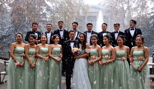 Theo giúp cô dâu chú rể còn có đội ngũ phù dâu, phù rể vô cùng nhiệt tình. Tất cả đều diện đồ mỏng manh và tham gia vào những bức ảnh cưới độc đáo.