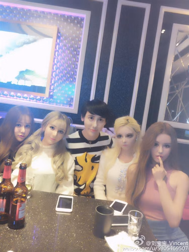 Không biết vị bác sĩ nào đủ can đảm để phẫu thuật cho tất cả những khuôn mặt này đây.