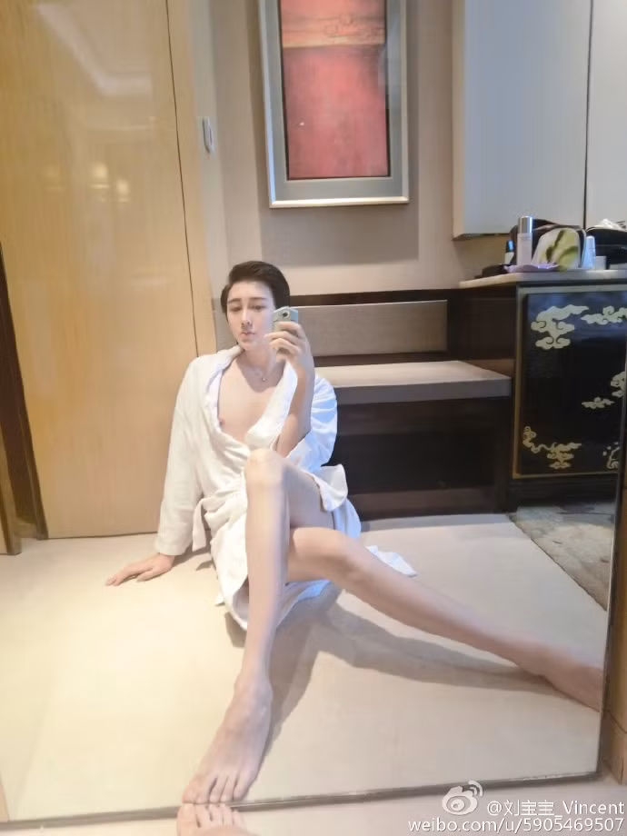 Chàng trai "mặt rắn" hay còn có biệt danh chàng trai "ngoài hành tinh" Lưu Tử Thần không phải là một cái tên xa lạ tại Trung Quốc, thậm chí là cả châu Á. Anh chàng sở hữu khuôn mặt kì dị với đôi mắt to cùng chiếc cằm nhọn hoắt này đã nhiều phen khiến cư dân mạng...hoảng sợ bởi ngoại hình không mấy bình thường. Rất nhiều lần Lưu Tử Thần tự tin chia sẻ những hình ảnh phẫu thuật lên mạng như để khẳng định "vẻ đẹp dao kéo" của mình.