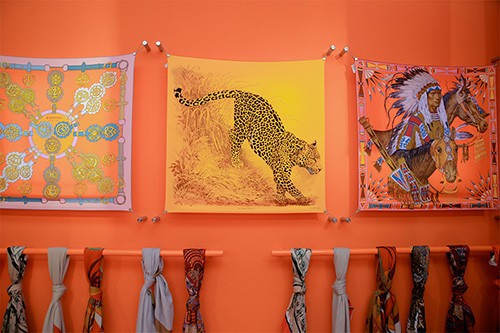 Phương Thanh cảm thấy khá may mắn khi có nhiều người trẻ am hiểu về hàng hiệu cũng đồng tình và ủng hộ của project của cả nhóm nên tính ra sự bàn tán cũng đã giúp ích khá nhiều cho việc lan truyền thông tin.