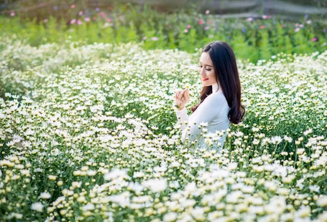 Vẻ đẹp nền nã của loài hoa trắng kết hợp với sự duyên dáng của thiếu nữ trong tà áo dài khiến nhiều người say lòng.