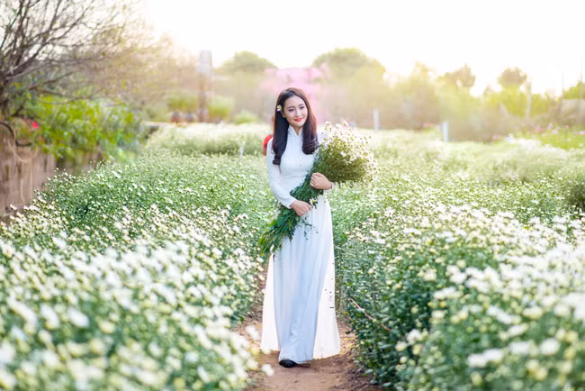 "Mình yêu loài hoa trắng này, cảm thấy chúng vừa nhỏ nhỏ, đáng yêu vừa rất kiên cường, mạnh mẽ", Thu chia sẻ.