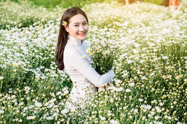 Say mê vẻ đẹp giản dị của cúc họa mi, các thiếu nữ không bỏ lỡ cơ hội được lưu lại khoảnh khắc xuân thì bên loài hoa này.