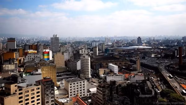 1. Sao Paulo, Brazil Sao Paulo là thành phố của những người nghiện công việc. Vì vậy, dù chính phủ Brazil quy định người lao động được nghỉ phép 30 ngày có lương mỗi năm, nhưng thường chỉ có nhân viên chính phủ, bán lẻ, khách sạn - nhà hàng là dùng hết phép. Các doanh nhân, người làm nghệ thuật quá bận rộn để nghỉ đủ ngày.