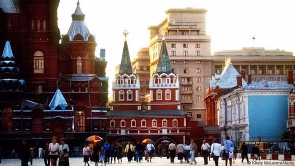 Những địa điểm thường được lựa chọn là Biển Đen, Thổ Nhĩ Kỳ, Ai Cập... Sự ra đời của hãng hàng không giá rẻ đầu tiên của Nga - Pobeda giúp người dân ở đây đi du lịch dễ dàng hơn.Nếu khám phá ngay trong thành phố, người dân sẽ sử dụng tàu điện ngầm để tiết kiệm.