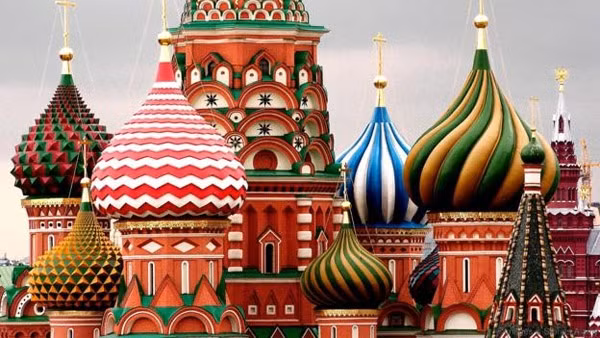 4. Moscow, Nga Người dân Moscow được nghỉ trung bình 31 ngày mỗi năm. Họ thường chia thời gian nghỉ thành 4 thời điểm: mùa hè, đầu tháng Giêng, tháng 5 hoặc đầu xuân. Do đang trong thời buổi kinh tế khó khăn, họ chỉ đi du lịch nước ngoài vào mùa hè, còn lại sẽ đi trong nước.