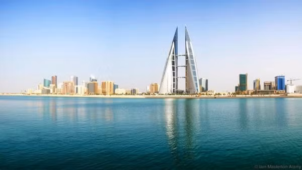 Do đó, họ thường chọn đi du lịch vào mùa hè, tránh cái nóng 40 độ C ở Trung Đông. Các điểm đến yêu thích của người Manama là Đông Nam Á, Thổ Nhĩ Kỳ, Mỹ và một số nước châu Âu.