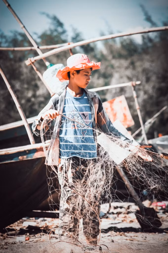 Trẻ em cũng tham gia phụ giúp cha me trong việc đánh bắt hải sản.