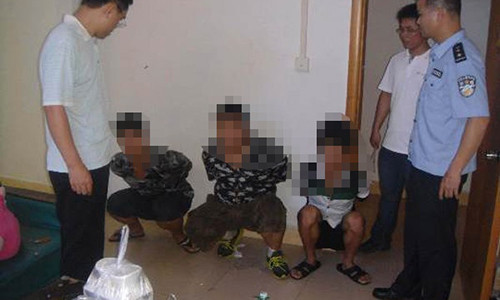 Ba nam sinh đã bị bắt giữ vì ép học sinh nữ khóa dưới bán dâm.