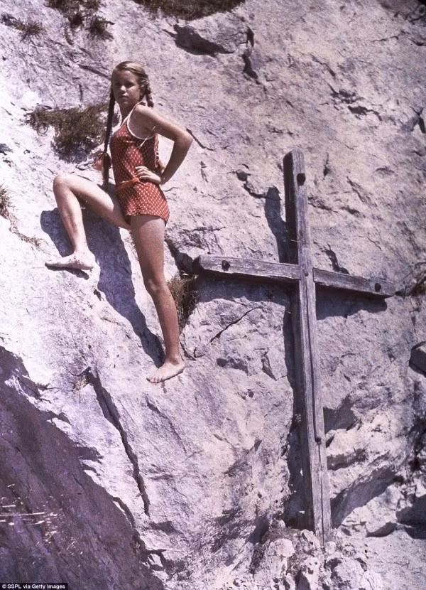 Eva chụp ảnh trên một tảng đá tại hồ Luzern, Thuỵ Sỹ năm 1927 (Ảnh: Getty).