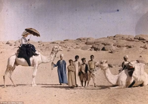 Nhiếp ảnh gia Fridrich Adolf Paneth, sinh năm 1887 tại Australia đã cùng vợ và con gái du lịch đến nhiều nơi trên thế giới và ghi lại những khoảnh khắc quý giá bằng những tấm ảnh du lịch màu tuyệt đẹp. Ảnh: Else Hartmann, vợ của Paneth cưỡi lạc đà trong chuyến đi trăng mật đến Cairo năm 1913 (Ảnh: Getty)
