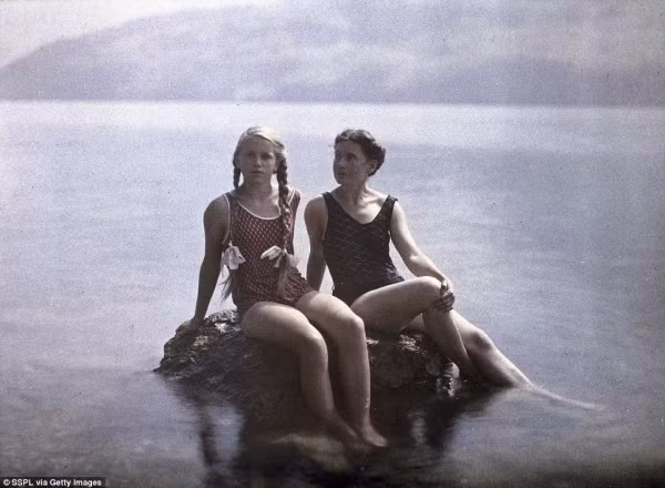 Năm 1914, Else sinh con gái Eva, sau đó là sự chào đời của cậu con trai Heinz vào năm 1918. Những đứa trẻ đã sớm được theo chân bố mẹ đi khắp nơi ở châu Âu, từ Scotland, Italy, Pháp, và nhiều nơi khác (Ảnh: Getty)