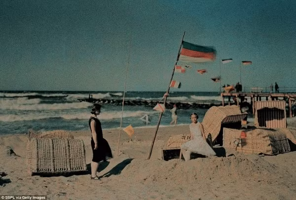 Gia đình Friedrick trên một bãi biển xinh đẹp vào năm 1925 (Ảnh: Getty).