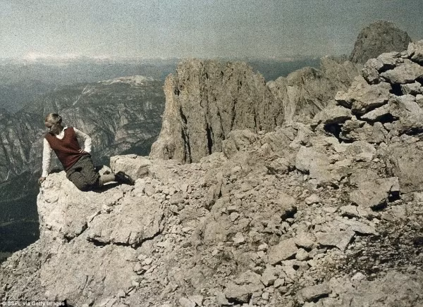 Sau khi cha qua đời, Eva đã quyên góp hơn 2000 bức ảnh trong bộ sưu tập quí giá của gia đình cho Hiệp hội Nhiếp ảnh Hoàng gia (Ảnh: Getty).