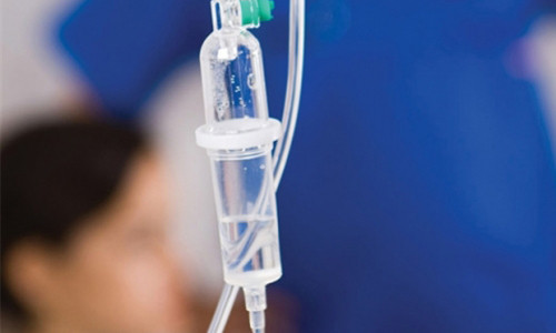 Có những lúc người trong nhà không ốm đau gì nhà chị Hoa cũng rủ nhau đi truyền dịch, nước hoa quả. Ảnh minh họa.