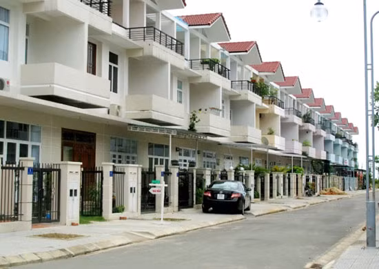 Biet thu, nha lien ke o at bung hang cuoi nam