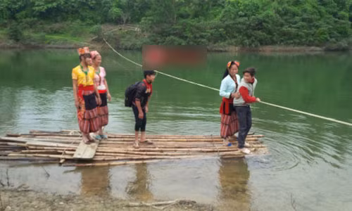 Thot tim canh hoc sinh vung cao “cuoi” be tre vuot song