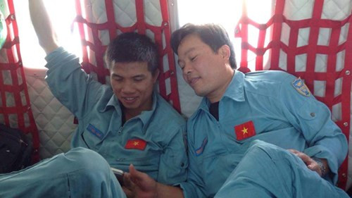 Thiếu tá Nguyễn Văn Chính (bên phải) và trung úy QNCN Lê Đức Lam tâm sự với nhau chuyện gia đình trong một chuyến bay vào tháng 12/2014.