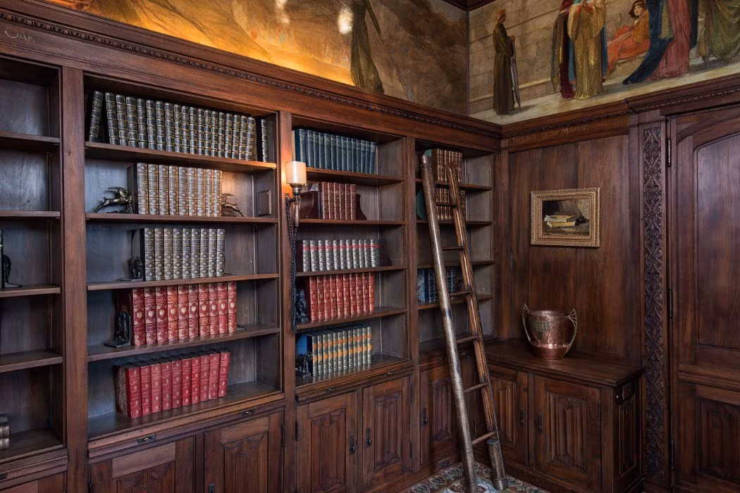 Trong thư viện có chứa 1 bức tranh khắc họa cảnh Vua Arthur và các hiệp sĩ bàn tròn ra sức tìm kiếm chiếc Chén Thánh – 1 vật linh thiêng và đầy quyền năng.