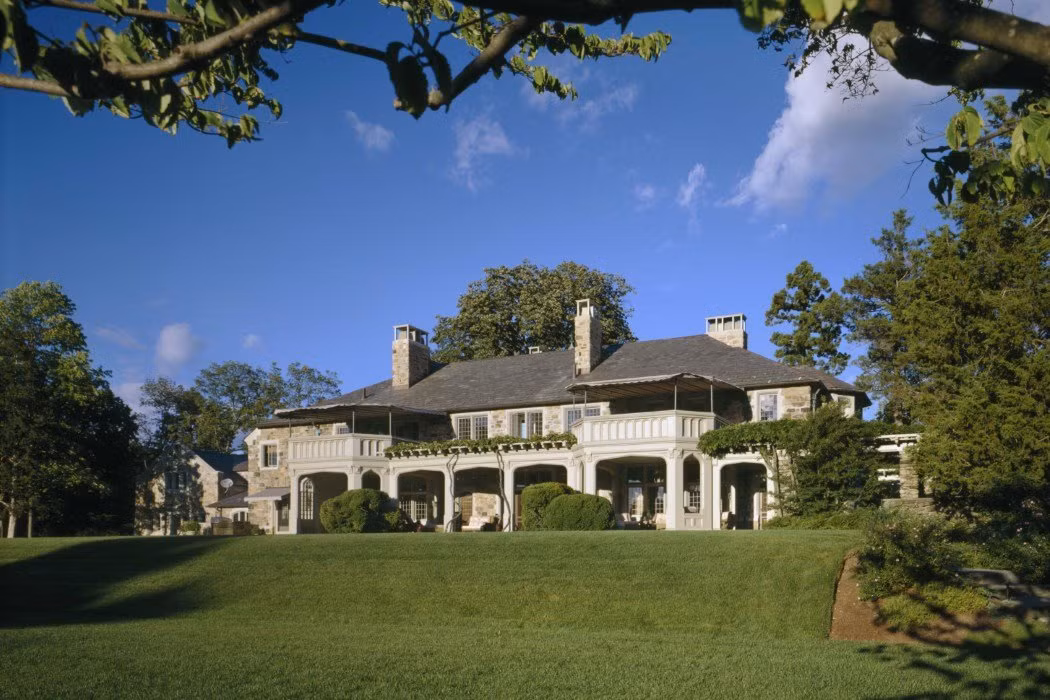 Nằm trên một mảnh đất rộng, dinh thự đắt tiền gần như tách biệt với cuộc sống xô bồ.